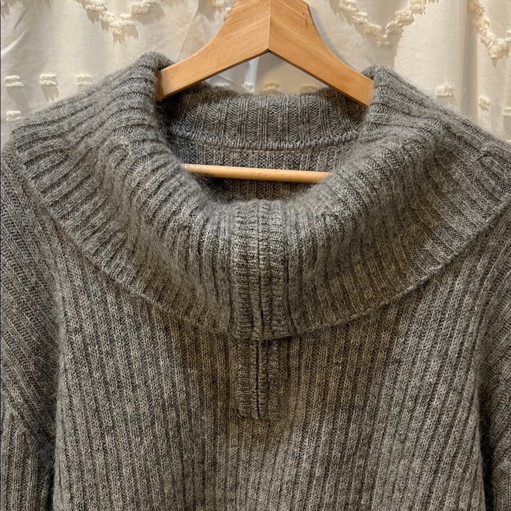 Gray Ribbed Cropped Sweater - Picture 2 of 2